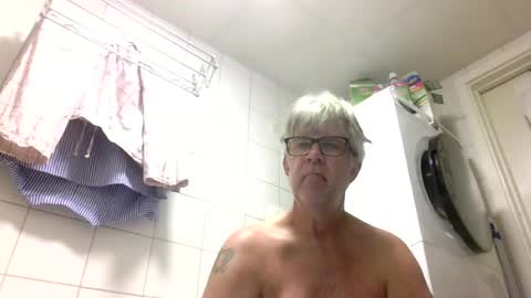 Snapshot of baggelina75 chatting on 07-18-26, 07:56 baggelina75 online show from 07-18-26, 07:56