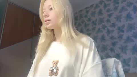 Snapshot of barbie_angel_ chatting on 12-22-25, 01:24 Barbie online show from 12-22-25, 01:24
