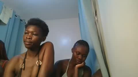 Snapshot of barbie_queen2 chatting on 03-25-26, 10:32 queen online show from 03-25-26, 10:32