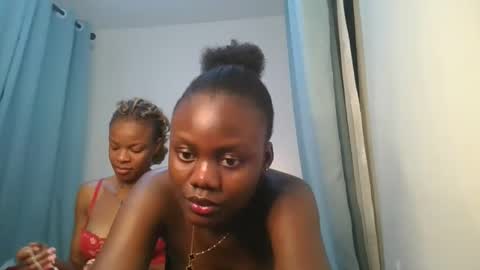 Snapshot of barbie_queen2 chatting on 03-31-26, 12:12 queen online show from 03-31-26, 12:12