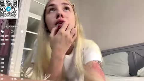 Snapshot of beauty_fuel chatting on 06-14-26, 05:42 Polly online show from 06-14-26, 05:42
