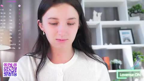 Snapshot of beauty_fuel chatting on 06-23-26, 04:32 Polly online show from 06-23-26, 04:32