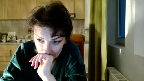 Snapshot of bebacksooon chatting on 04-15-26, 05:31 Raluca online show from 04-15-26, 05:31