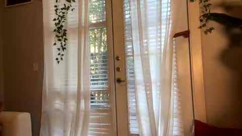 Snapshot of beeutee437 chatting on 10-22-25, 09:14 veronica B online show from 10-22-25, 09:14