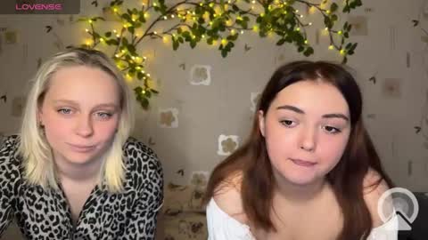 bella_and_alice online show from 05-12-26, 04:15