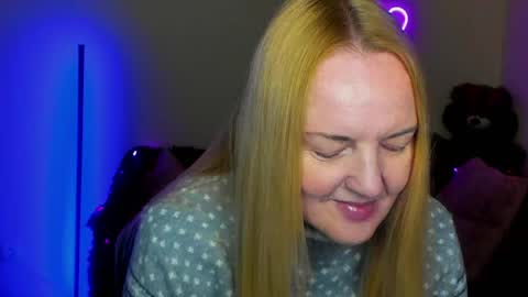 Snapshot of bella_hadatt chatting on 04-11-26, 06:18 Bella online show from 04-11-26, 06:18