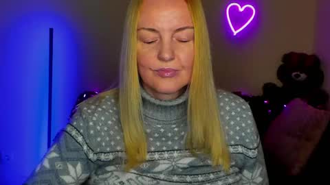 Snapshot of bella_hadatt chatting on 04-11-26, 07:45 Bella online show from 04-11-26, 07:45