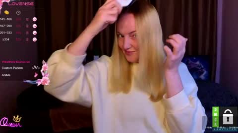 Snapshot of bella_hadatt chatting on 04-14-26, 11:27 Bella online show from 04-14-26, 11:27