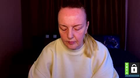 Snapshot of bella_hadatt chatting on 04-16-26, 11:22 Bella online show from 04-16-26, 11:22