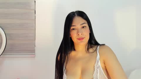 Snapshot of bella_hadid1_ chatting on 12-22-25, 10:07 Laura online show from 12-22-25, 10:07