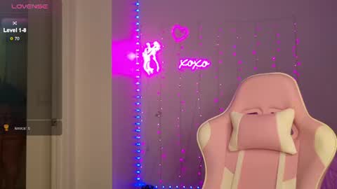Snapshot of bellamonroee chatting on 07-15-26, 03:56 Bella Monroe online show from 07-15-26, 03:56