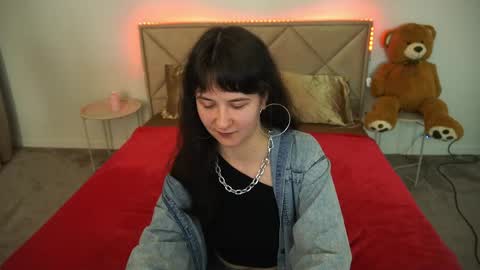 Snapshot of berrydiva chatting on 05-18-26, 08:14 Violette online show from 05-18-26, 08:14