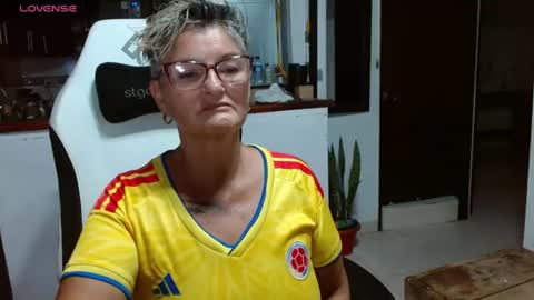 Snapshot of bety_cum3 chatting on 06-24-26, 01:37 bibiana online show from 06-24-26, 01:37