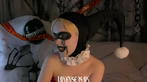 Eliz online show from 10-31-25, 01:28