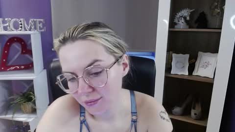 Z O E Y online show from 03-10-26, 05:45