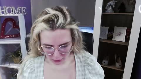 Z O E Y online show from 03-11-26, 06:19