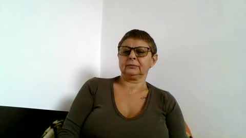 Snapshot of blackwidow05 chatting on 10-06-25, 11:40 Black Widow online show from 10-06-25, 11:40