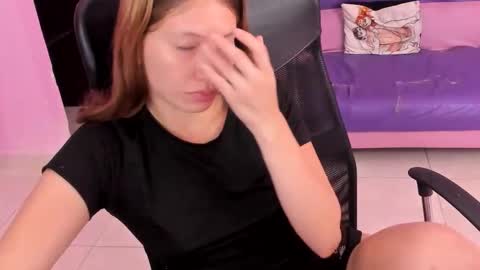 Snapshot of blondie_dirty_squirt chatting on 06-07-26, 11:47 blondie_dirty_squirt online show from 06-07-26, 11:47