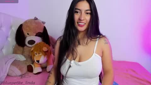 Snapshot of blue_petite chatting on 06-13-26, 02:37 Linda online show from 06-13-26, 02:37