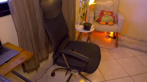 Snapshot of blueflora chatting on 05-28-26, 01:52 FLORAA online show from 05-28-26, 01:52