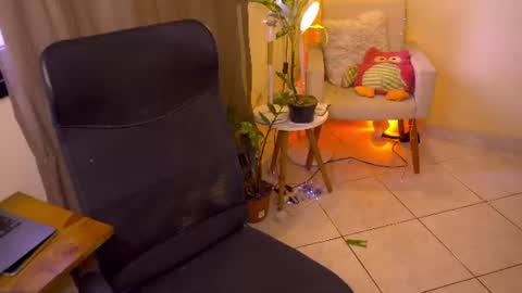 Snapshot of blueflora chatting on 06-12-26, 03:00 FLORAA online show from 06-12-26, 03:00