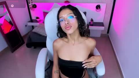 Snapshot of britney_collins_ chatting on 06-11-26, 01:20 britney_collins_ online show from 06-11-26, 01:20