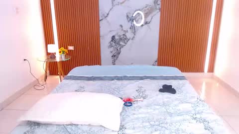 Rossi Hill online show from 03-08-26, 02:04