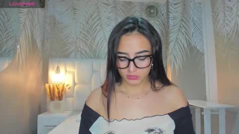 Snapshot of camilahunter__ chatting on 12-21-25, 03:02 Camila online show from 12-21-25, 03:02