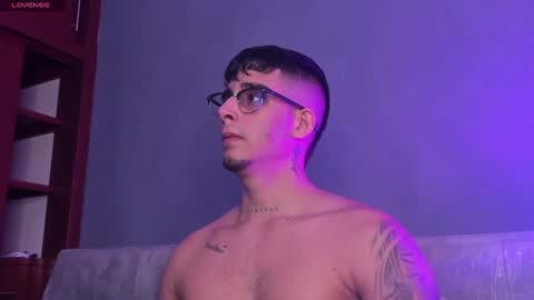 Snapshot of camilo_ospina_ chatting on 01-11-25, 12:18 INDEPENDENT MODEL online show from 01-11-25, 12:18