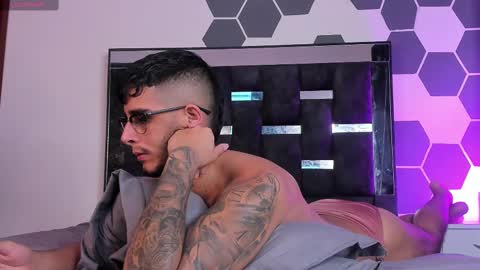 Snapshot of camilo_ospina_ chatting on 02-15-25, 02:00 INDEPENDENT MODEL online show from 02-15-25, 02:00