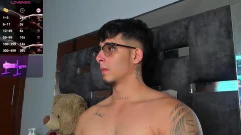 Snapshot of camilo_ospina_ chatting on 09-15-25, 04:23 INDEPENDENT MODEL online show from 09-15-25, 04:23