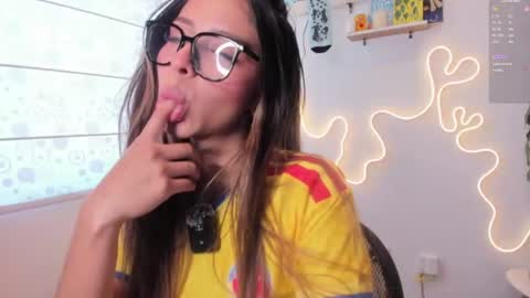 Snapshot of candyxpeach chatting on 06-11-26, 04:49 Camilla online show from 06-11-26, 04:49