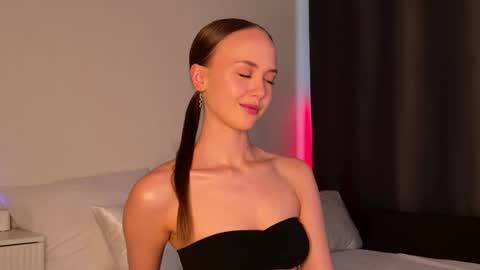 Caroline Porton online show from 04-15-26, 02:35