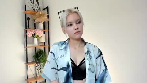 Snapshot of cathiearzabala chatting on 06-25-26, 11:04 Mia online show from 06-25-26, 11:04