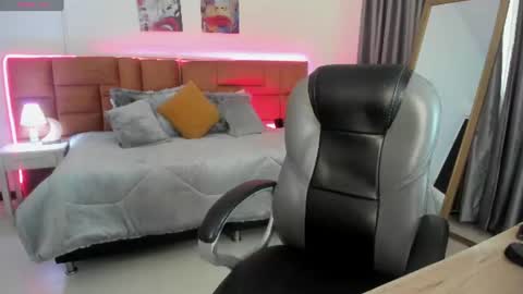catti_brie_ online show from 06-18-26, 11:36