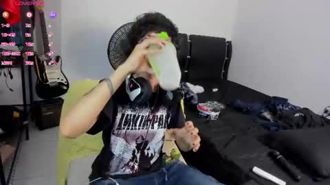 Snapshot of charlietaylorr__ chatting on 07-19-26, 02:26 Charlie online show from 07-19-26, 02:26
