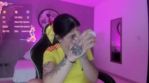 Snapshot of charlottee27_ chatting on 06-18-26, 01:39 Charlottee online show from 06-18-26, 01:39