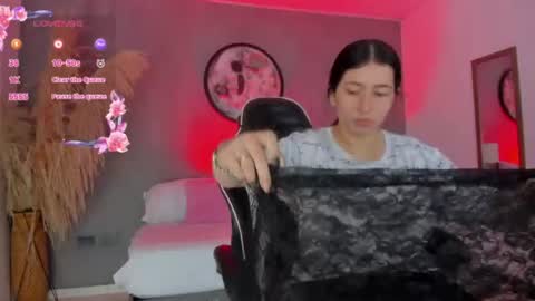 Snapshot of charlottee27_ chatting on 06-19-26, 02:05 Charlottee online show from 06-19-26, 02:05