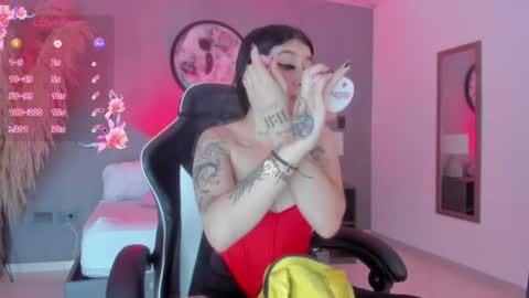 Snapshot of charlottee27_ chatting on 06-27-26, 02:27 Charlottee online show from 06-27-26, 02:27