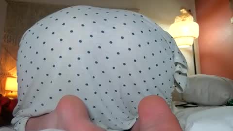 Snapshot of chillwithcamii chatting on 04-15-26, 11:49 yoursensualparadise online show from 04-15-26, 11:49