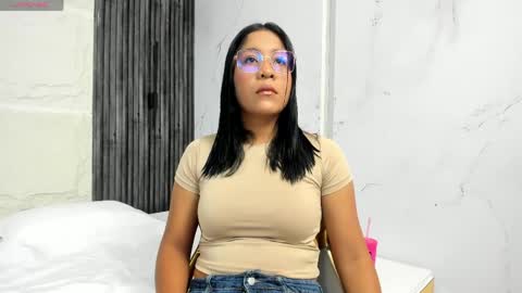Snapshot of chloe_dreams4u chatting on 05-20-26, 11:27 CHLOE online show from 05-20-26, 11:27