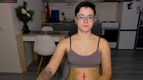 Snapshot of chloe_x_ chatting on 12-20-24, 10:49 Eva and Sandra online show from 12-20-24, 10:49