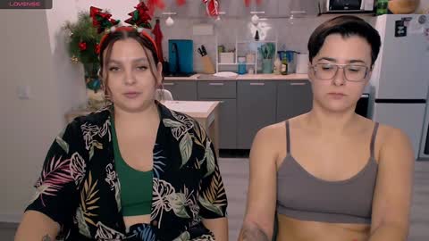 Snapshot of chloe_x_ chatting on 12-29-24, 08:58 Eva and Sandra online show from 12-29-24, 08:58