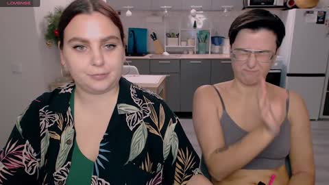 Snapshot of chloe_x_ chatting on 01-08-25, 07:56 Eva and Sandra online show from 01-08-25, 07:56