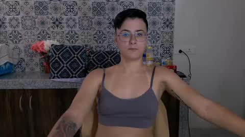 Snapshot of chloe_x_ chatting on 02-21-25, 08:18 Eva and Sandra online show from 02-21-25, 08:18