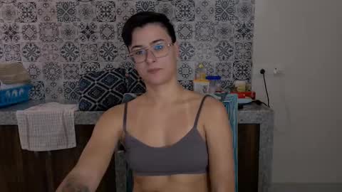 Snapshot of chloe_x_ chatting on 03-11-25, 06:10 Eva and Sandra online show from 03-11-25, 06:10