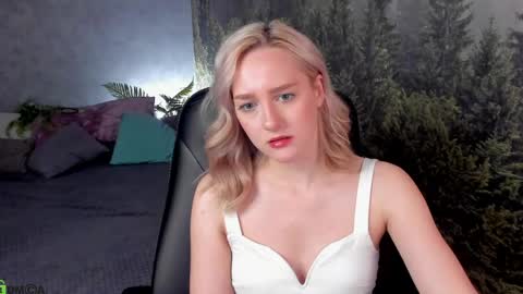 Chloe Deccker online show from 05-18-26, 04:07