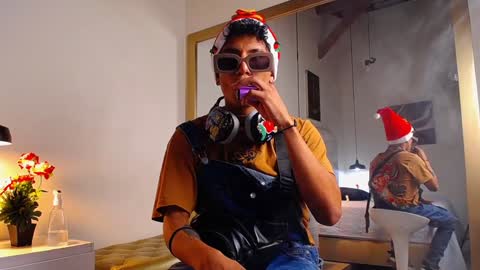 Snapshot of chris_weell chatting on 12-21-24, 03:03 Chris Weell online show from 12-21-24, 03:03