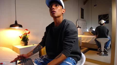 Snapshot of chris_weell chatting on 12-23-24, 02:24 Chris Weell online show from 12-23-24, 02:24