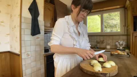 Claire Moulin online show from 04-24-26, 12:07